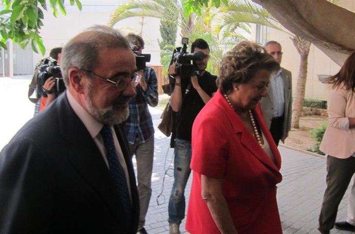 Barberá a su llegada a la Feria junto a José Vicente González