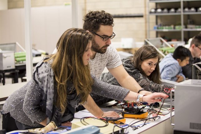 Estudiantes de Ingeniería en Tecnologías Industriales de la UPNA, en clase.