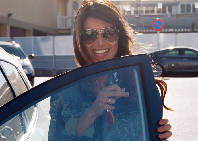 Sonia Ferrer muy guapa y sonriente con gafas de sol el día que cumple cinco años