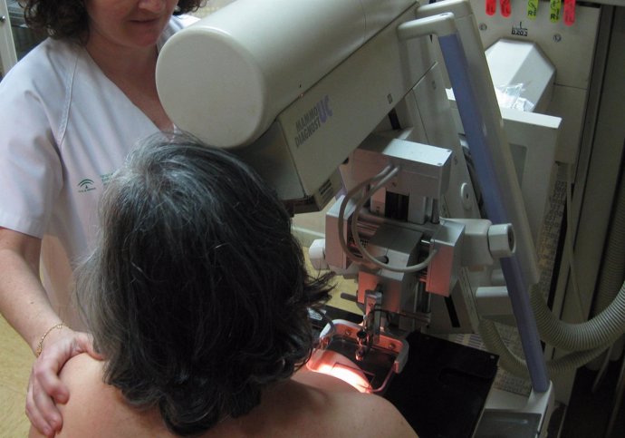 Mujer a la que se le está realizando una mamografía cáncer mama prevención salud