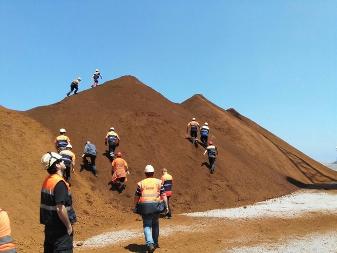 Bloqueo a la descarga de mineral de hierro y la salida de camiones de El Musel