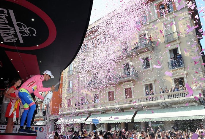 Alberto Contador con la maglia rosa en el Giro