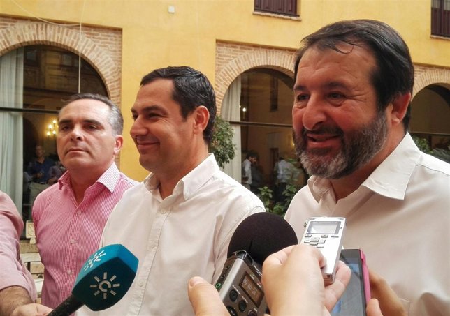 Juanma Moreno atiende a los medios en Carmona