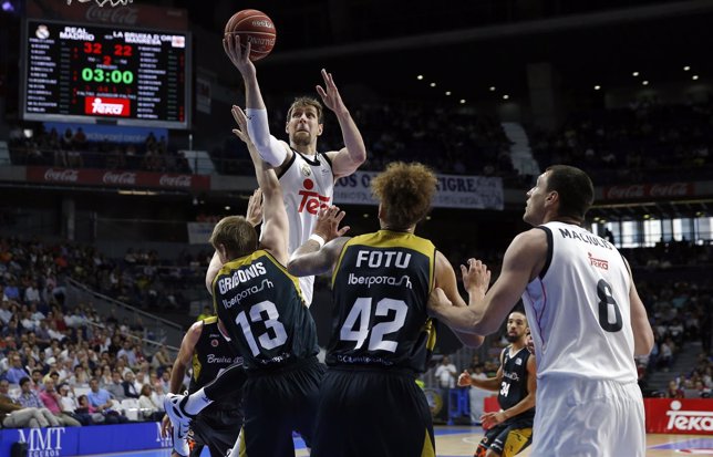 Andrés Nocioni jugando contra el Manresa