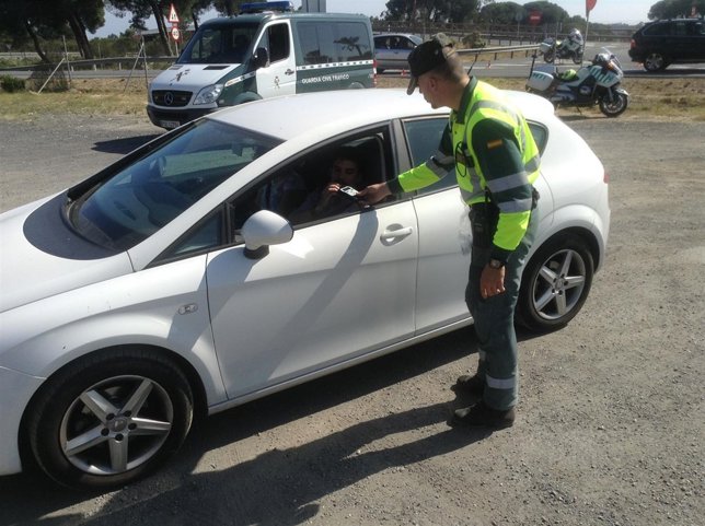 Un guardia civil en un control de alcoholemia.