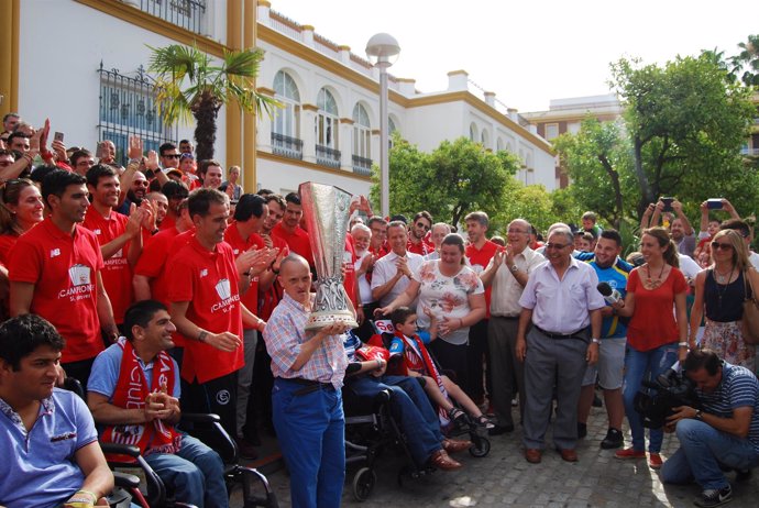 El Sevilla FC lleva el trofeo de la Europa League a San Juan de Dios