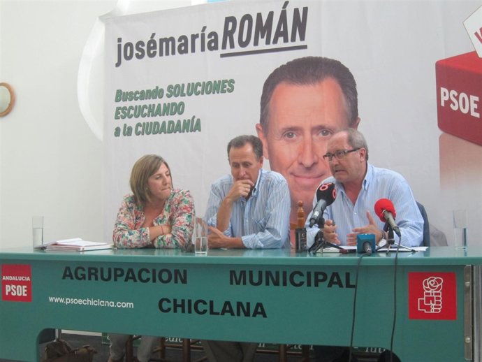 García y Cornejo, en los extremos de la mesa, con José María Román en el centro