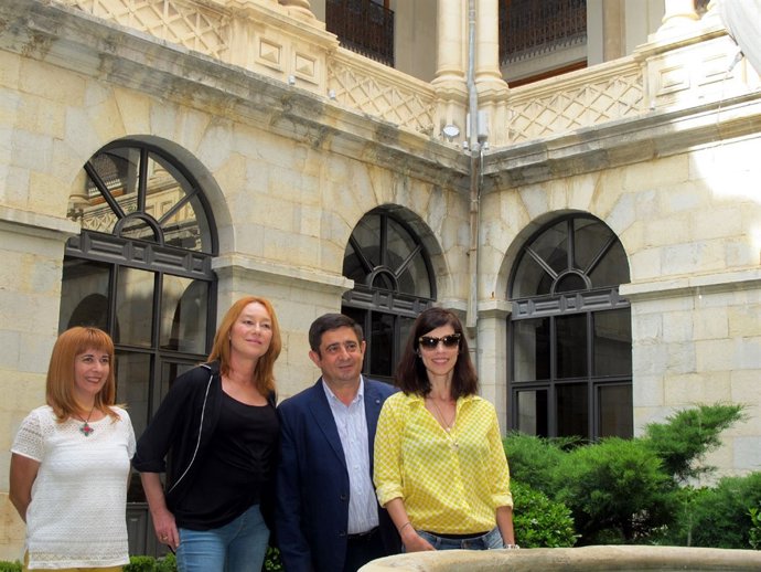 Gracia Querejeta y Maribel Verdú junto a Francisco Reyes