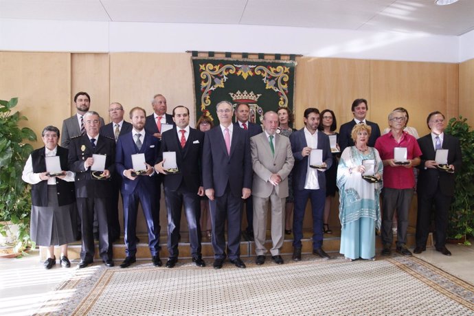 Durán y Rodríguez Villalobos con los premiados en el Día de la Provincia