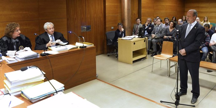 León de la Riva en los tribunales por un juicio por desobediencia.