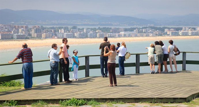 Turismo. Turistas. Vacaciones. Playa. Gente. Fotografías. Laredo 