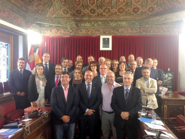 Foto de familia de los diputados de la Institución Provincial de Valladolid