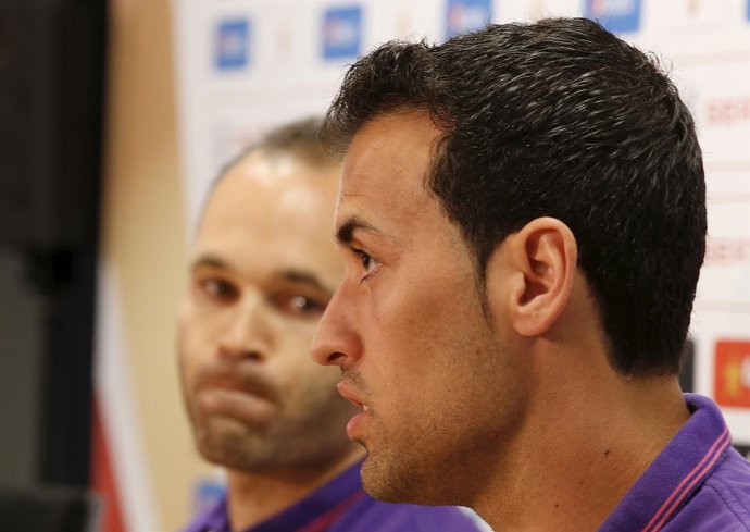 Sergi Busqets en rueda de prensa con Iniesta
