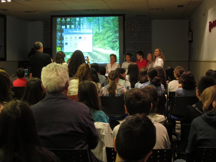 Los ganadores reciben el premio delante de otros participantes