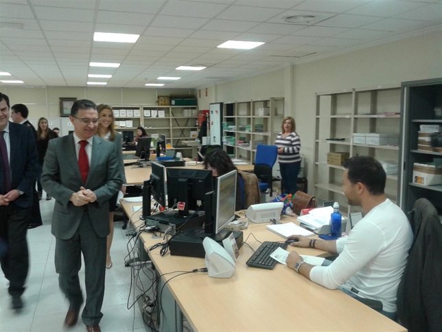 Serafín Castellano en su visita a la Oficina de Extranjería de Alicante