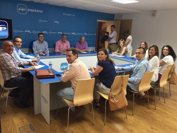 Fernández de Moya (al fondo, en el centro) con los ediles electos del PP.