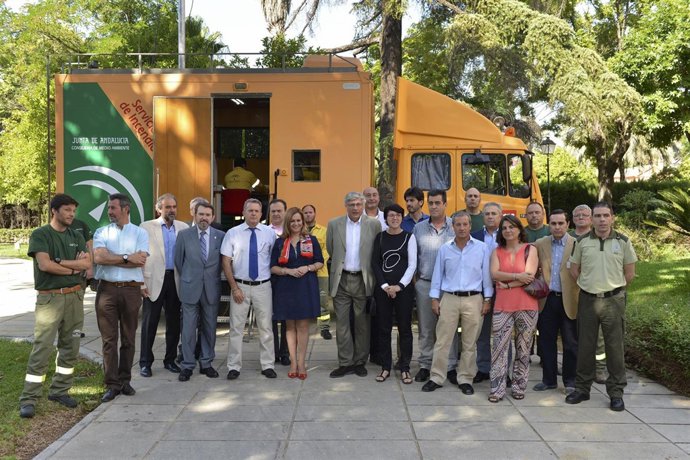 La consejera María Jesús Serrano visita el dispositivo del Infoca