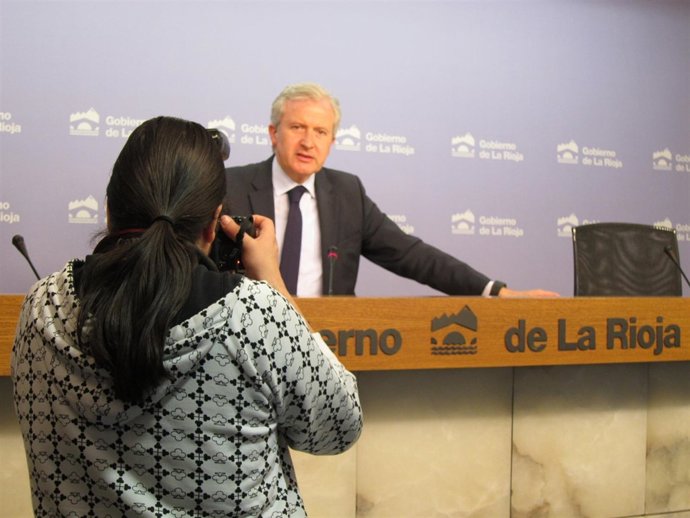 El portavoz del Gobierno riojano, Emilio del Río, informa del Consejo
