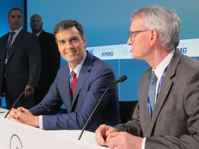 El líder del PSOE, Pedro Sánchez, y Antón Costas (Círculo de Economía)