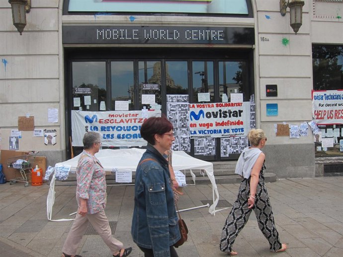 Ocupación del Mobile World Center de plaza Catalunya