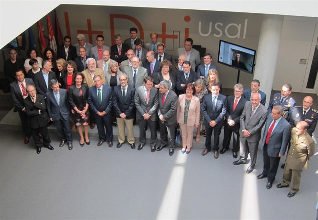Autoridades presentes en la inauguración del 'Edificio I+D+i' de la USAL