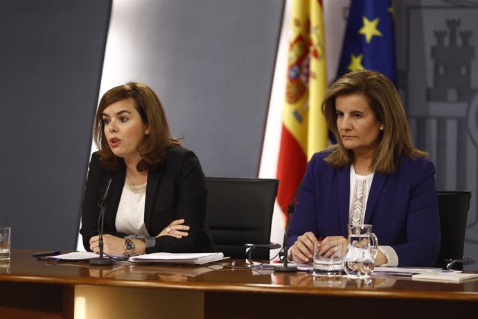 Fátima Báñez y Soraya Santamaría tras el Consejo de Ministros