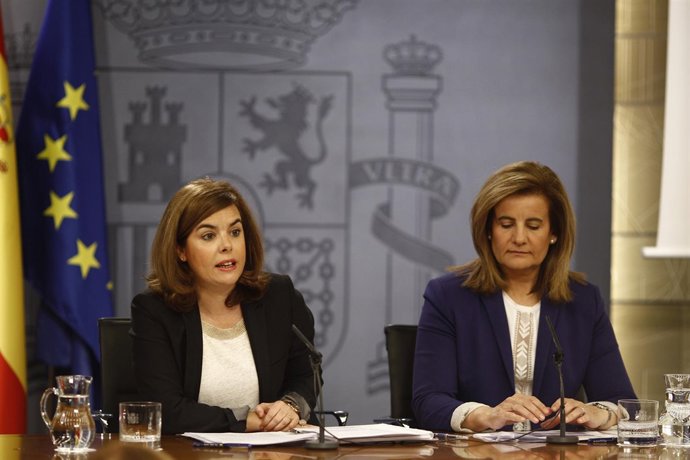 Fátima Báñez y Soraya Santamaría tras el Consejo de Ministros