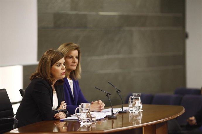 Fátima Báñez y Soraya Santamaría tras el Consejo de Ministros