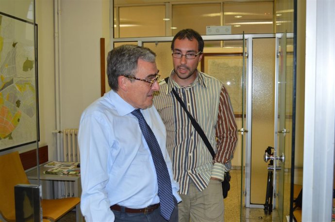 El alcalde de Lleida À.Ros con el alcaldable del Comú, Carlos González (Archivo)