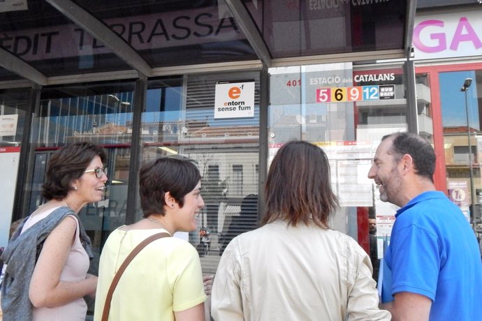 Terrassa prohíbe el tabaco en el transporte público y centros escolares