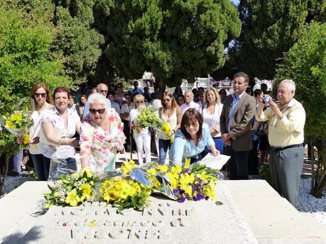 Ofrenda floral en la tumba de Juan Ramón Jiménez, en Moguer (Huelva).