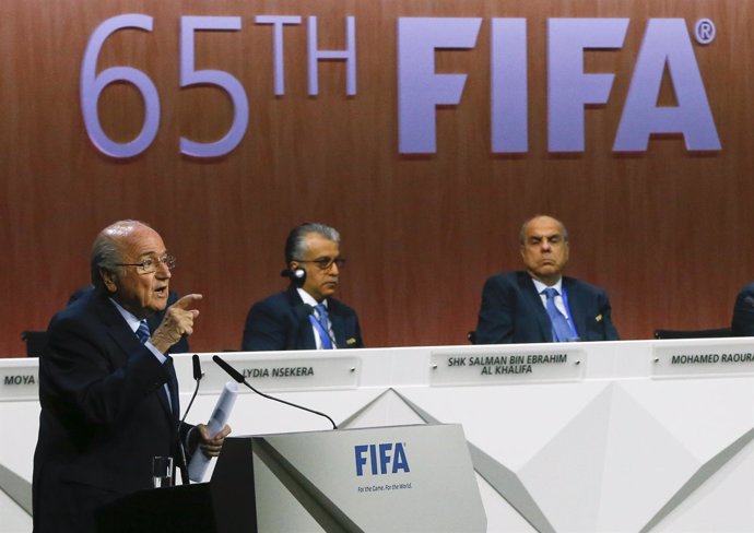 Blatter se dirige a los asambleístas en el Congreso FIFA