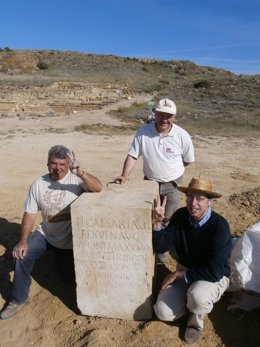Javier Andreu (derecha) junto con el arqueólogo Javier Gutiérrez y Pedro Ultra  