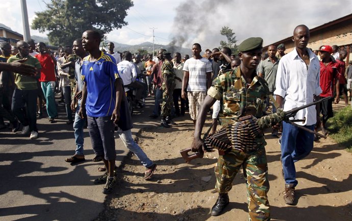 Un soldado durante las protestas en Burundi