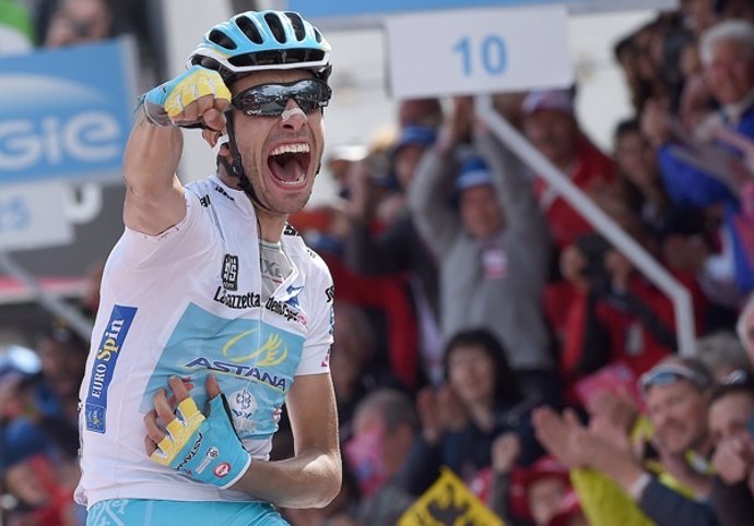 Aru celebra su victoria en la etapa 19 del Giro