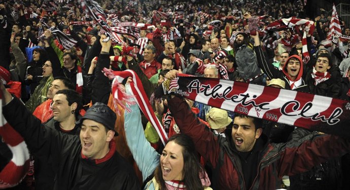 Aficionados del Athletic Bilbao tras conseguir el pase a la final de Copa