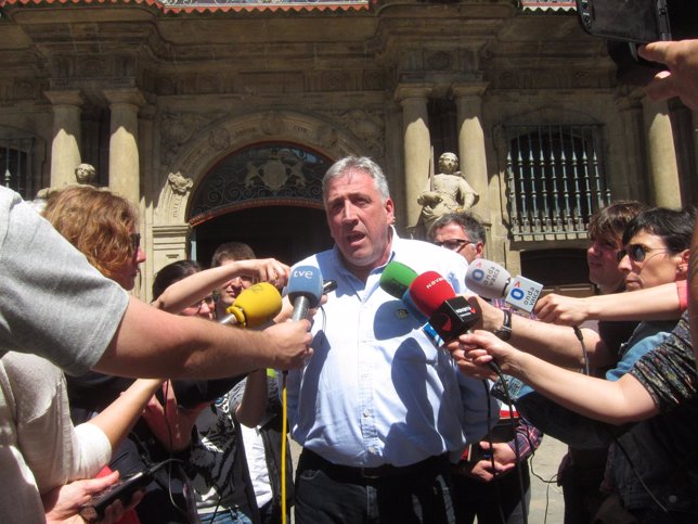 Joseba Asiron frente el Ayuntamiento de Pamplona.