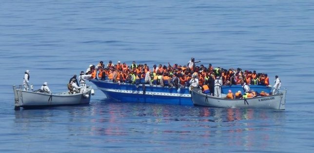 Inmigrantes en una barcaza en el Mediterráneo