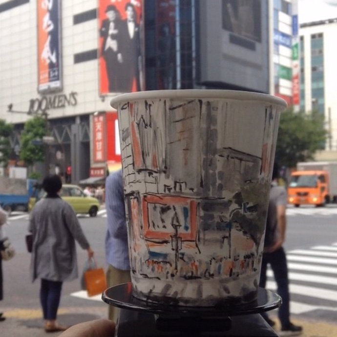 Un artista reproduce escenas de Tokio en vasos de café