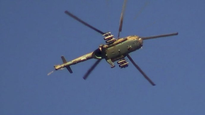 Helicóptero del ejército sirio sobrevuela posiciones rebeldes