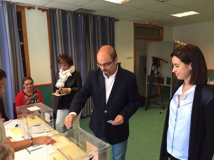 Javier Lambán, candidato del PSOE a la Presidencia de Aragón, votando