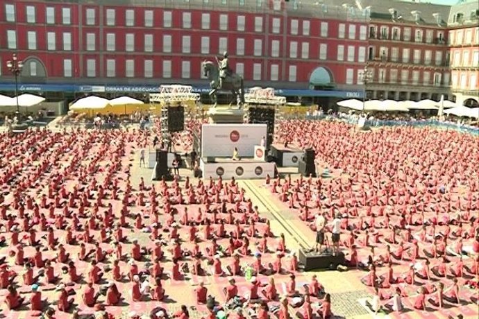Yoga en la Plaza Mayor de Madrid