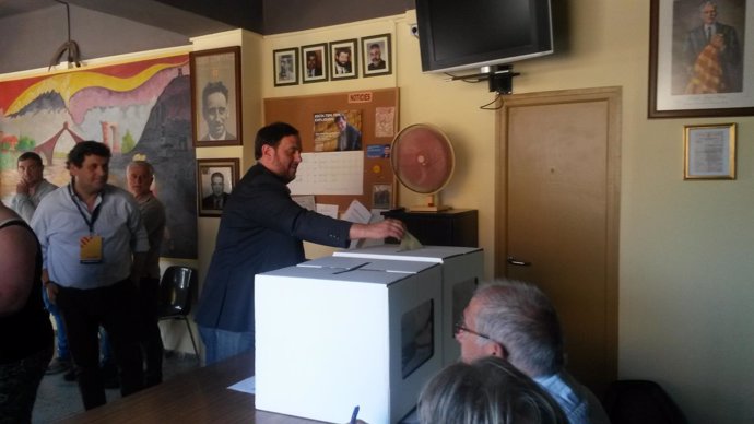 Junqueras vota en la sede electoral de Martorell (Barcelona)