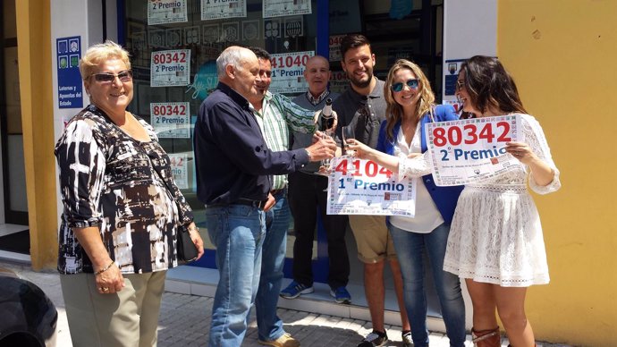 Celebración del premio de la Lotería Nacional en la admon 4 de Torrelavega