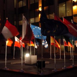 Banderas union europea noche salida parlamento 