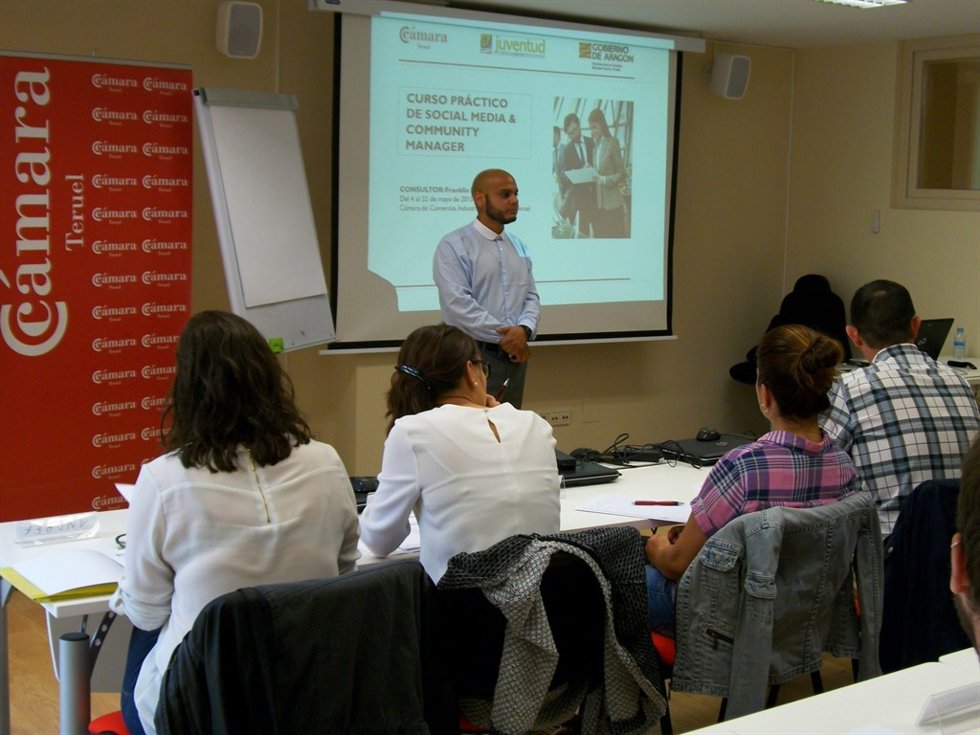 Franklin Pirela con algunos de los alumnos del curso.