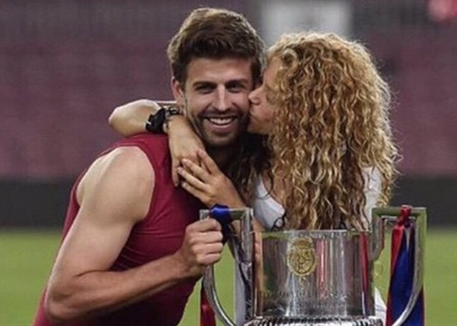 Instagram - Shakira besa a su campeón Gerard Piqué 