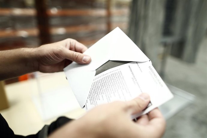 Elecciones municipales y autonómicas, comicios, votar, voto, papeletas, urnas