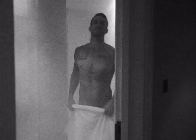 Adam Levine Maroon 5 enseña trasero videoclip 