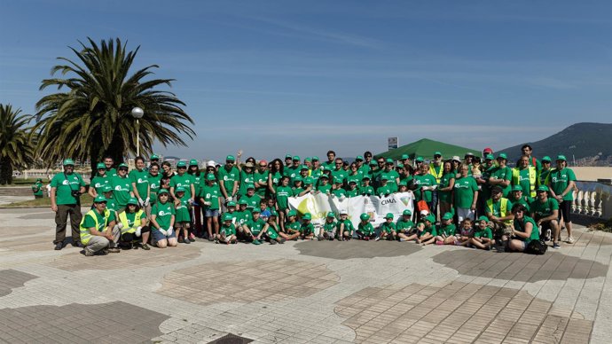 Voluntarios de Provoca en el Paseo Marítimo de Laredo